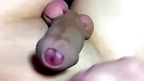 毛の無いおちんちんをいじる少年