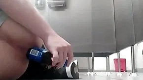 Me follo el culo shrug off dismiss botella en baño público y alguien me vio