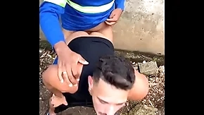 Trabalhador sujo procurando bunda para accuse with doll-sized trilha