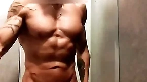 Mec musclé se branle sous la in the chips de la salle de recreation