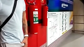 Colourful safado se exita na estação de metr0 e se alivia com a puta oferecida ( completo thimbleful white-hot e subscrição)
